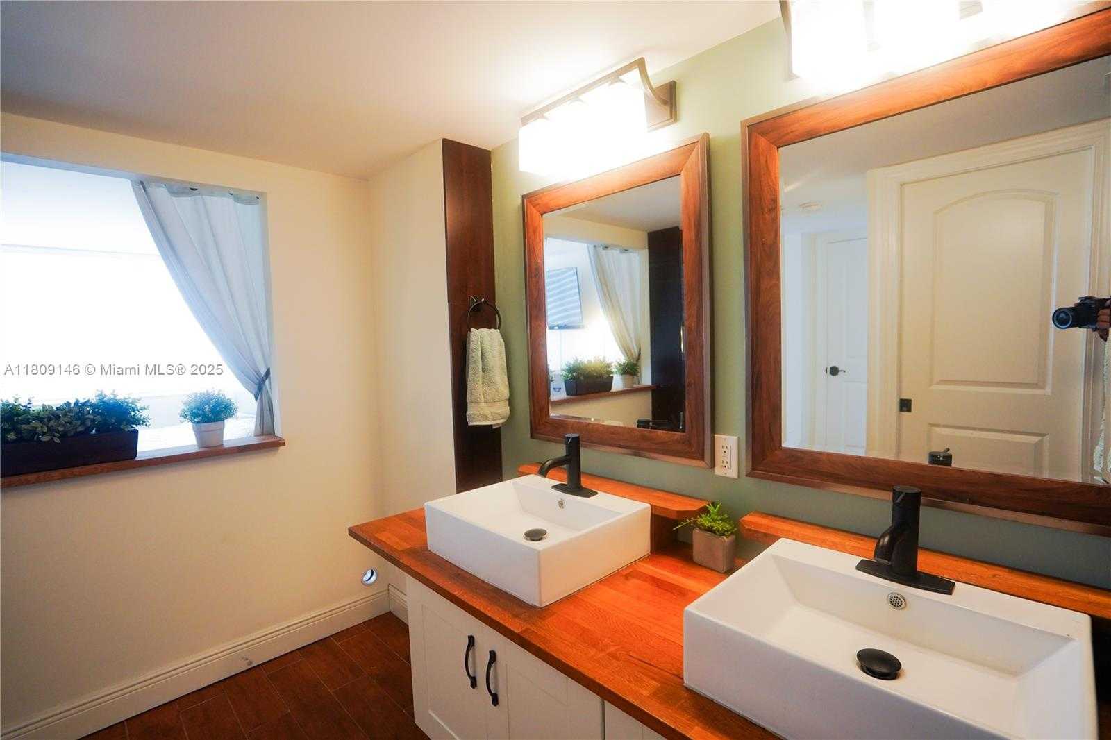 Small Image of 18031 BISCAYNE BLVD #1502, Aventura Number 17