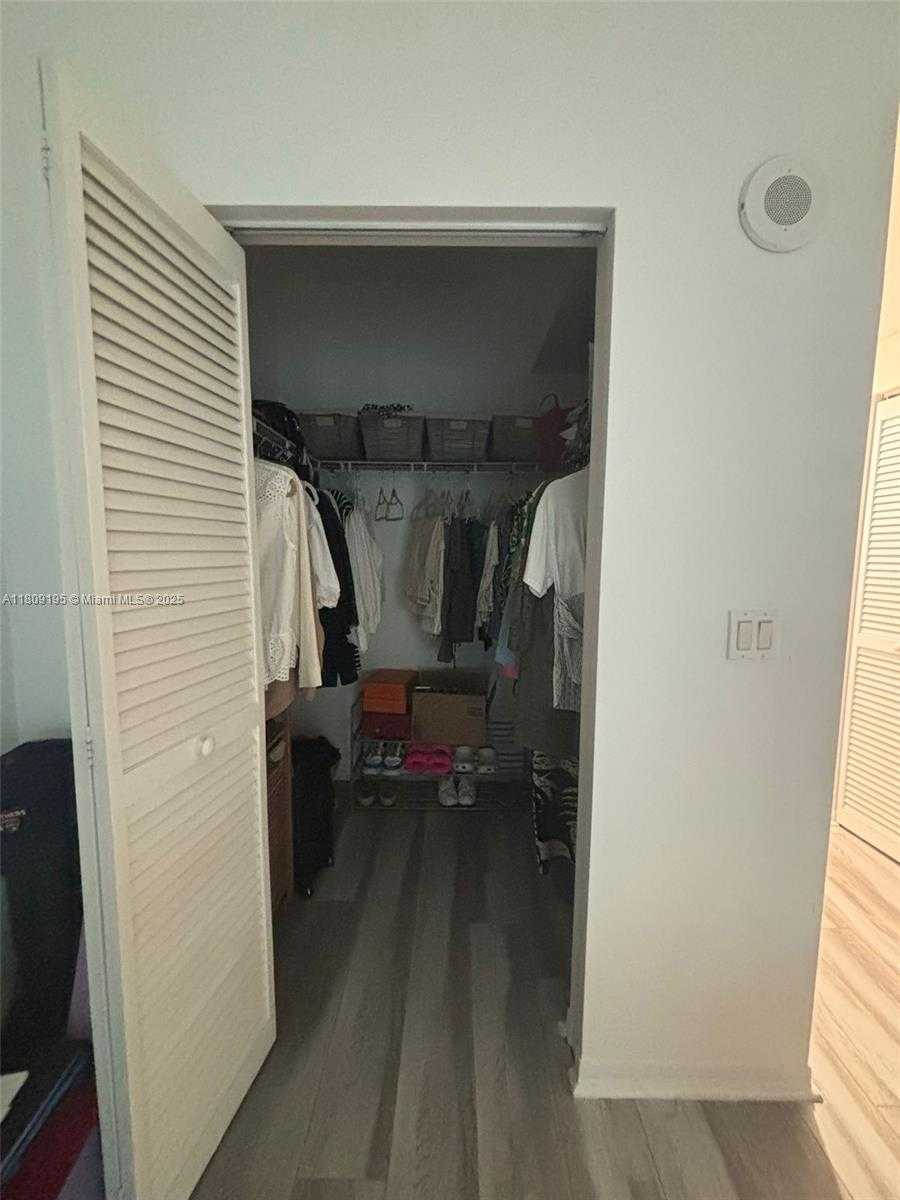 Small Image of 951 BRICKELL AVE #1211, Miami Number 13