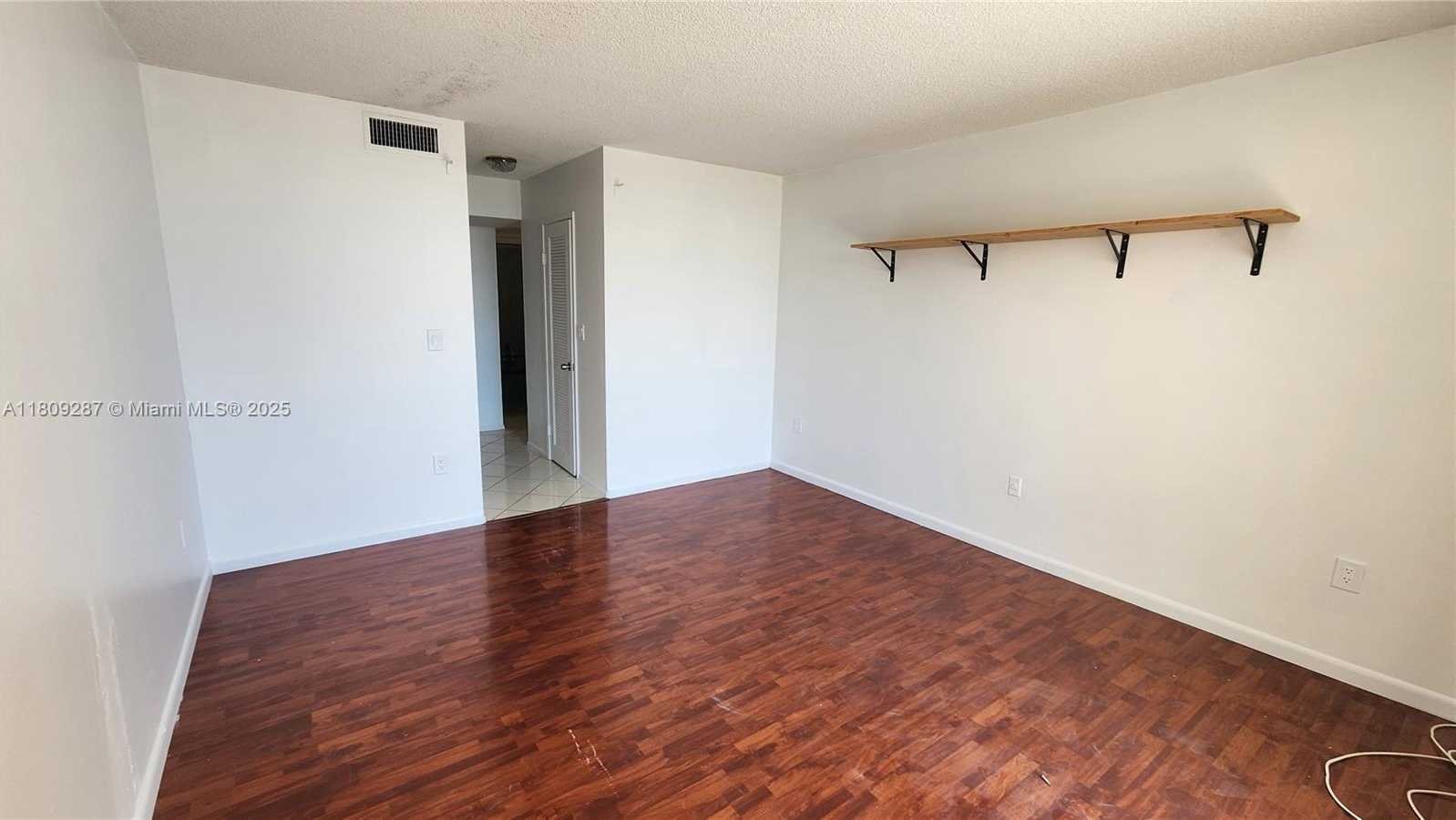 Small Image of 1351 NORTH EAST MIAMI GARDENS DR #302E, Miami Number 4