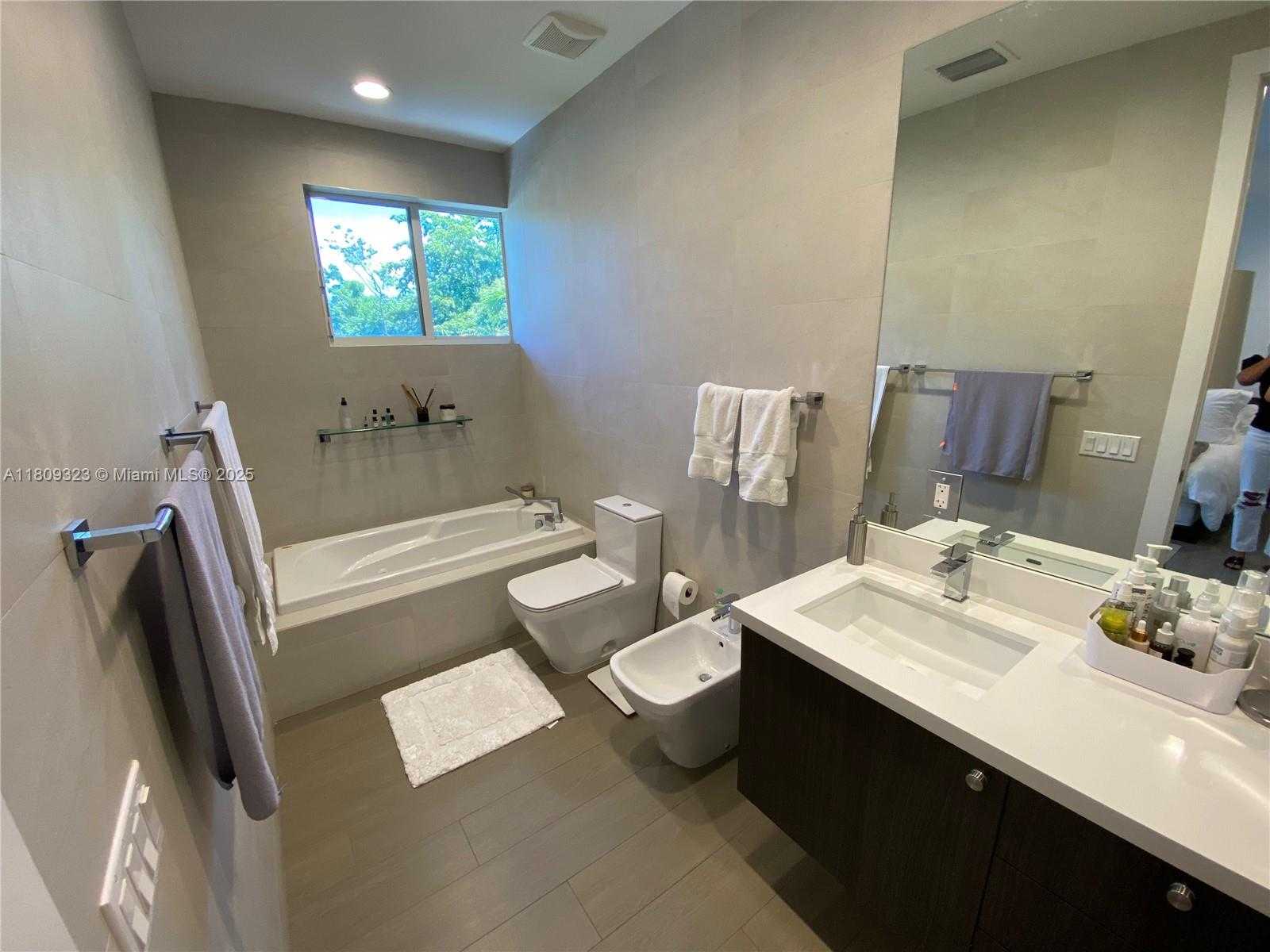 Small Image of 3050 DAY AVE #1, Miami Number 15