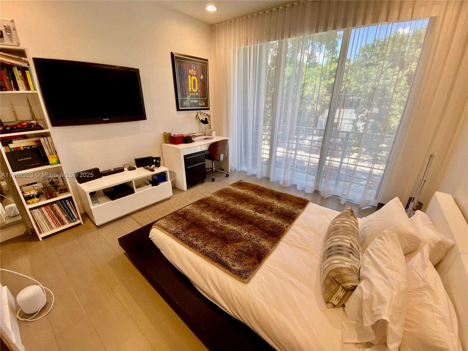 Small Image of 3050 DAY AVE #1, Miami Number 23