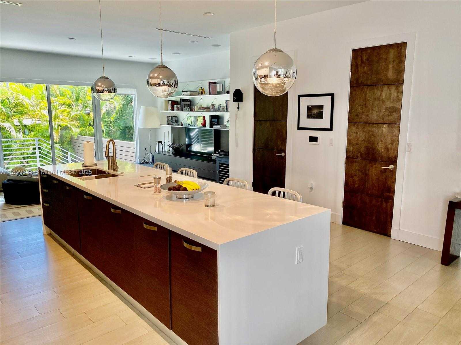 Small Image of 3050 DAY AVE #1, Miami Number 6