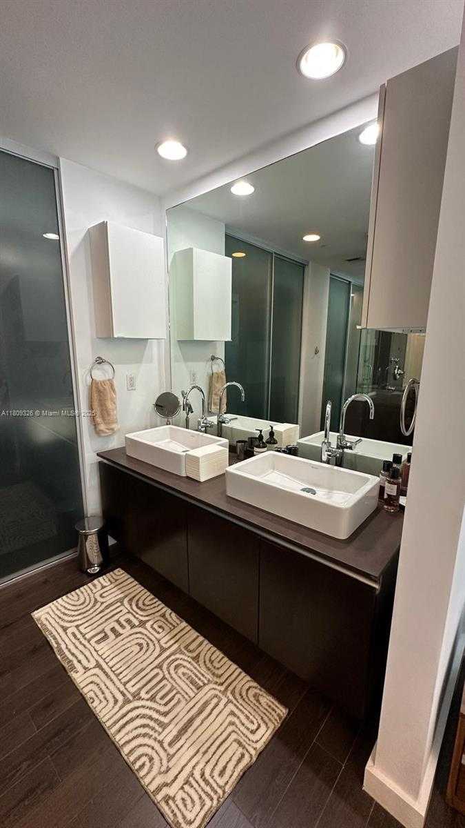 Small Image of 1040 BISCAYNE BLVD #3504, Miami Number 3