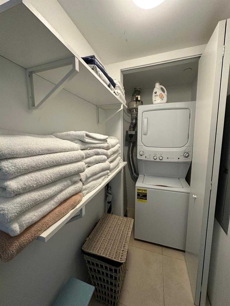 Small Image of 1040 BISCAYNE BLVD #3504, Miami Number 8