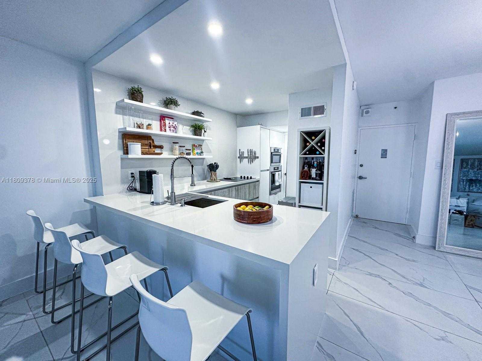 Small Image of 1000 WEST AVE #404, Miami Beach Number 2