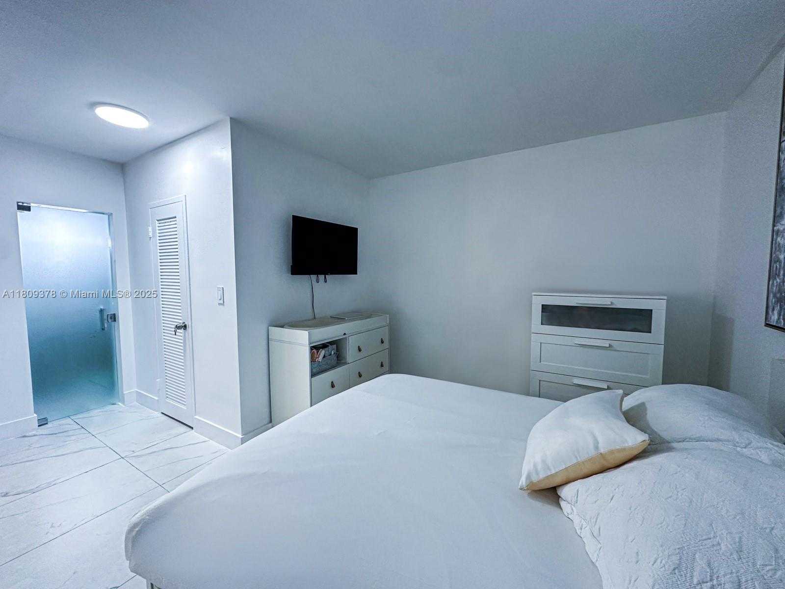 Small Image of 1000 WEST AVE #404, Miami Beach Number 4