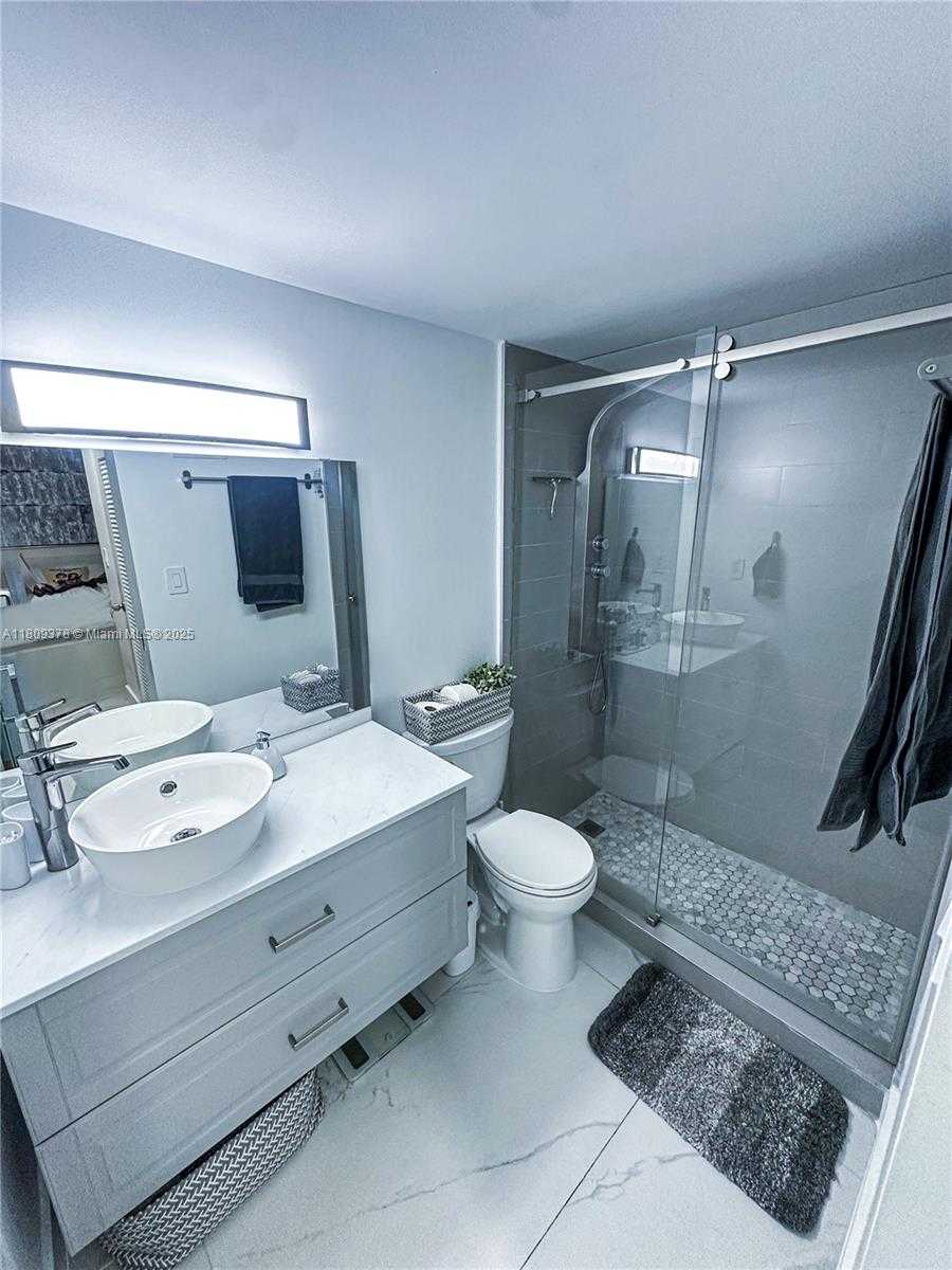 Small Image of 1000 WEST AVE #404, Miami Beach Number 5