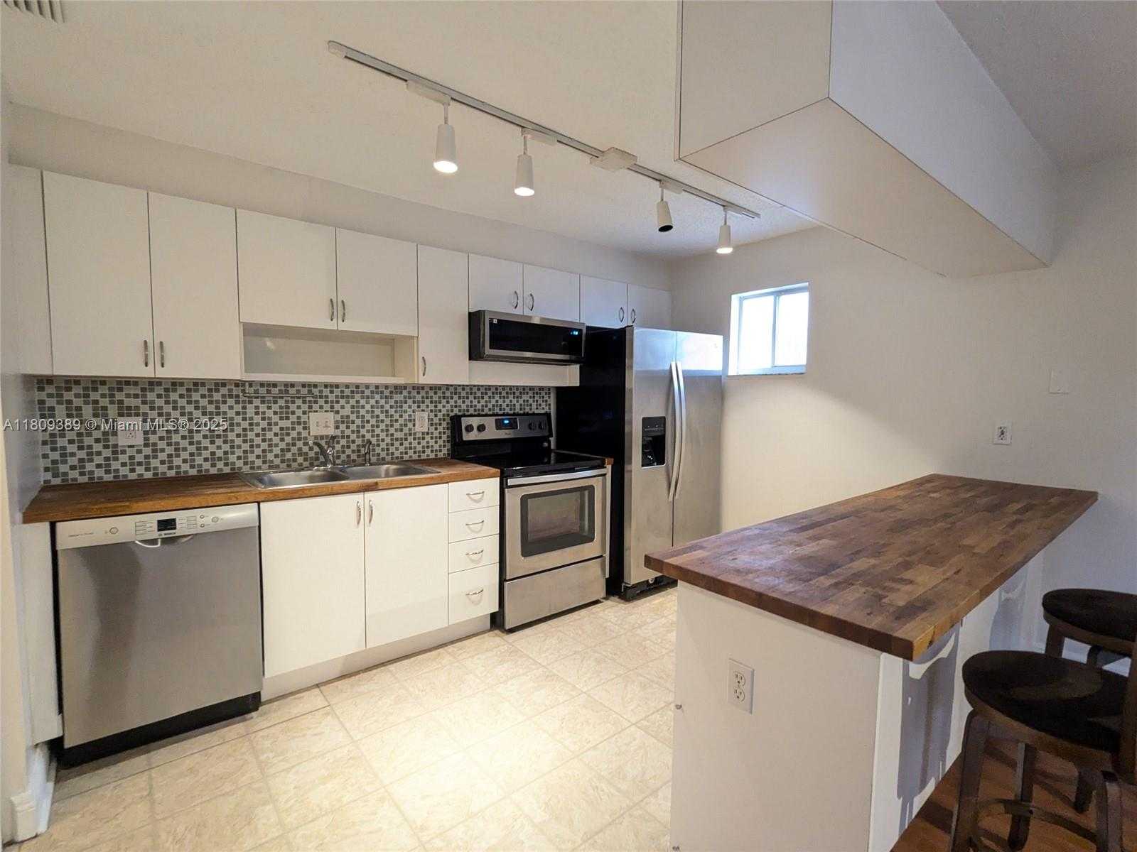 Small Image of 240 SOUTH WEST 15TH RD #106, Miami Number 3