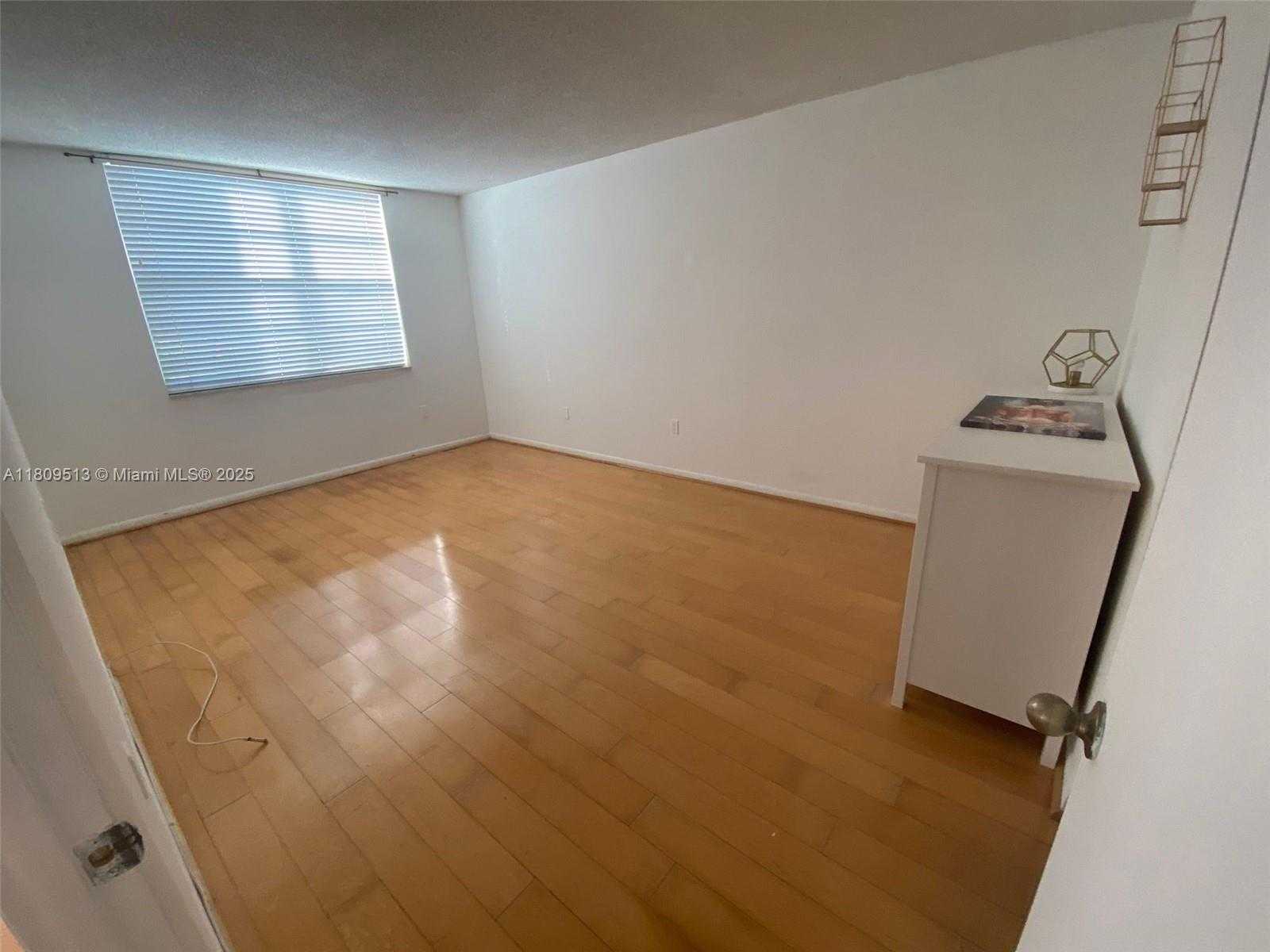 Small Image of 1080 94TH ST #108, Bay Harbor Islands Number 6
