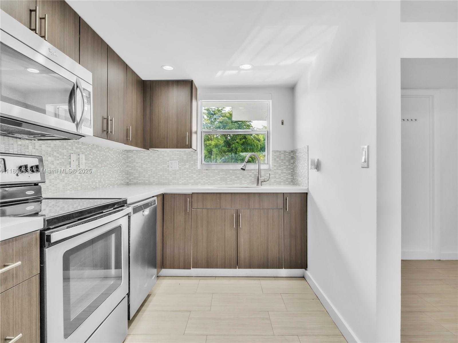 Small Image of 9373 FONTAINEBLEAU BLVD #K224, Miami Number 3