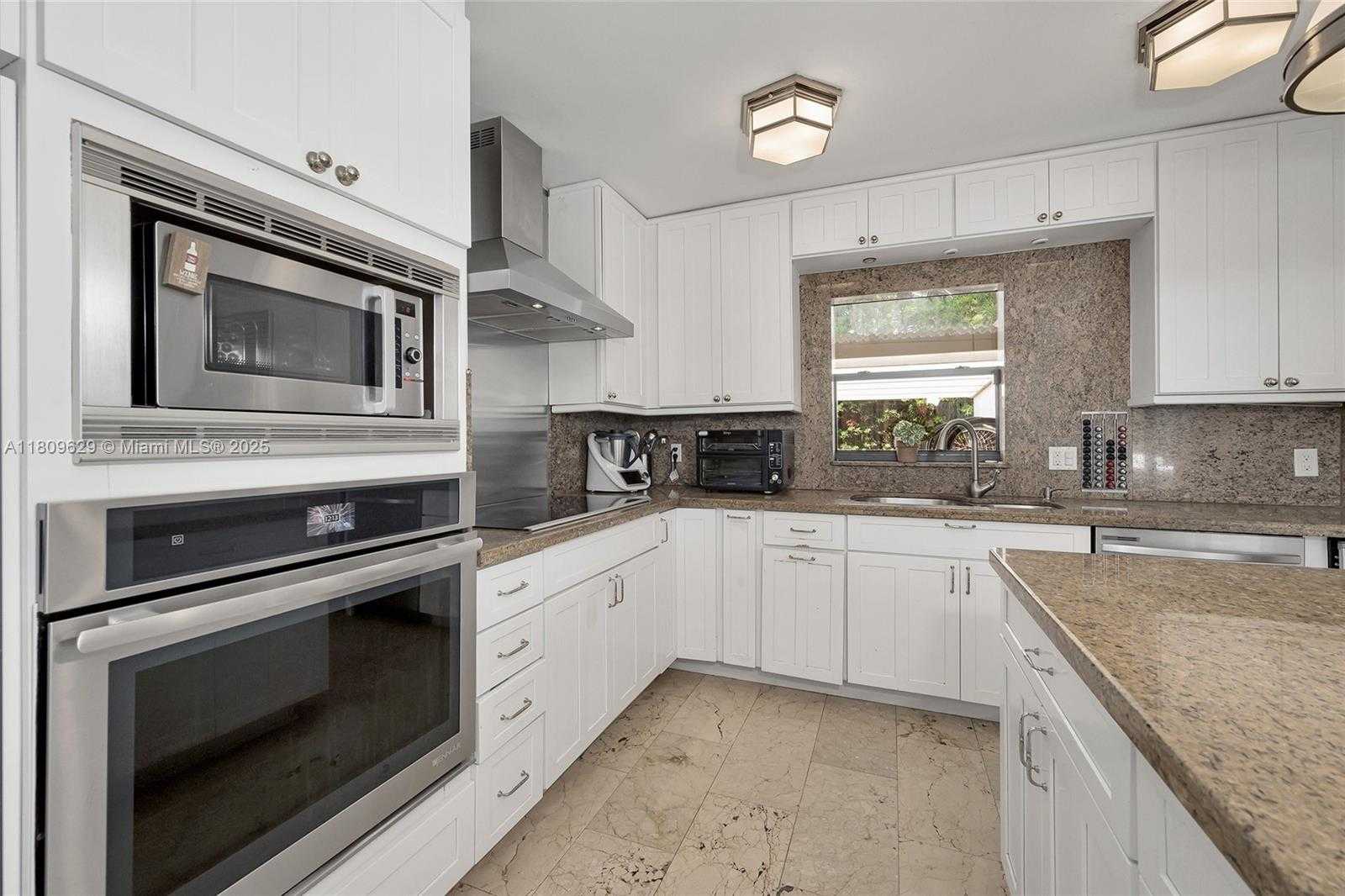 Small Image of 201 KNOLLWOOD DR, Key Biscayne Number 23