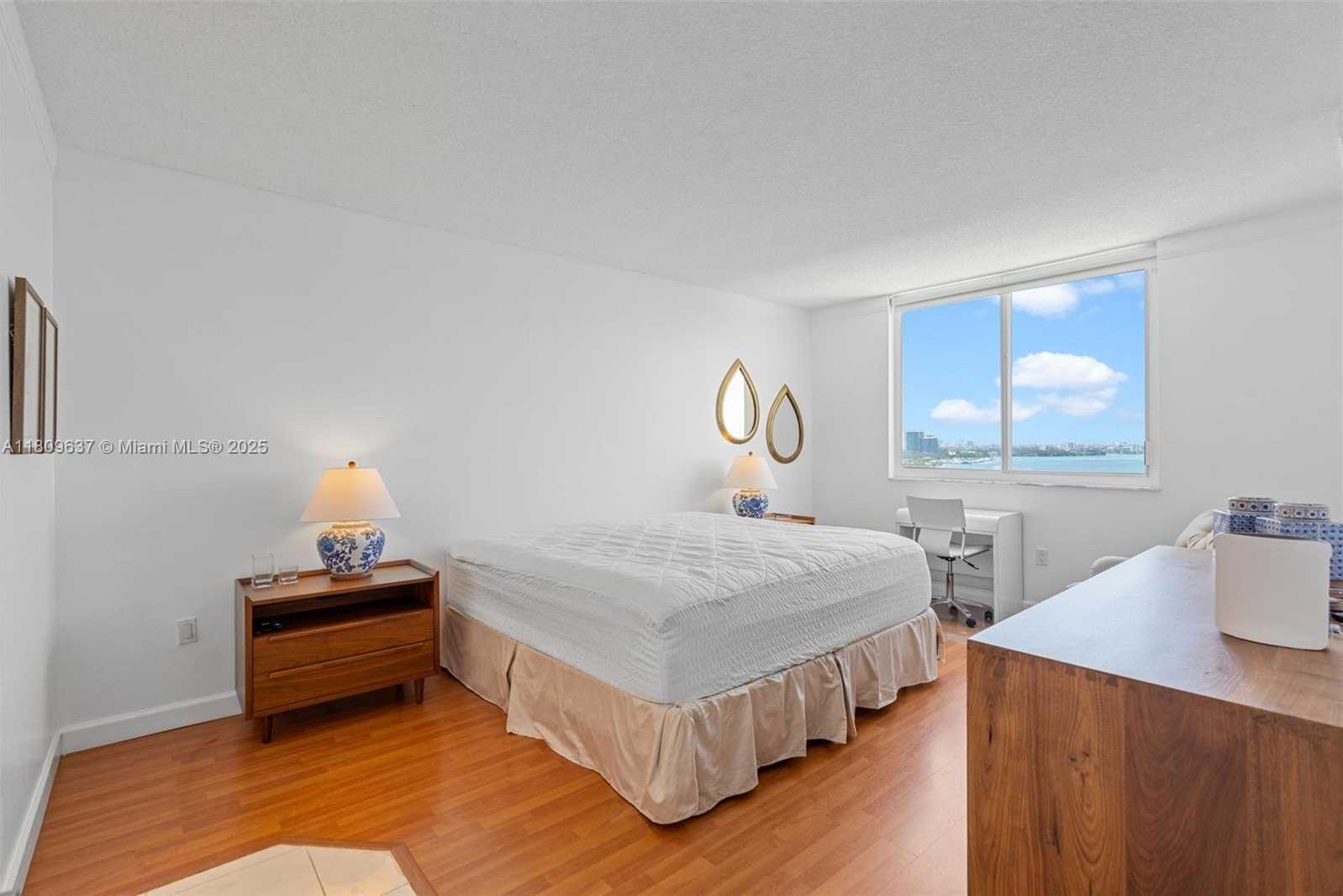 Small Image of 300 BAYVIEW DR #1710, Sunny Isles Beach Number 25