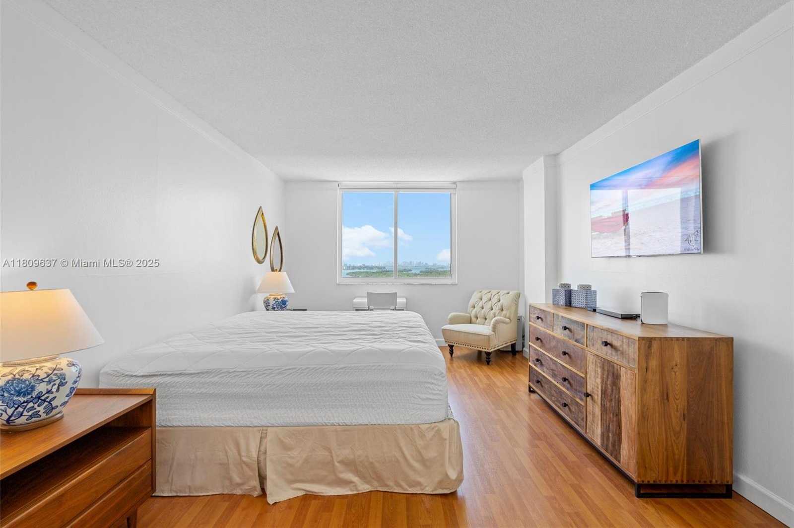 Small Image of 300 BAYVIEW DR #1710, Sunny Isles Beach Number 26