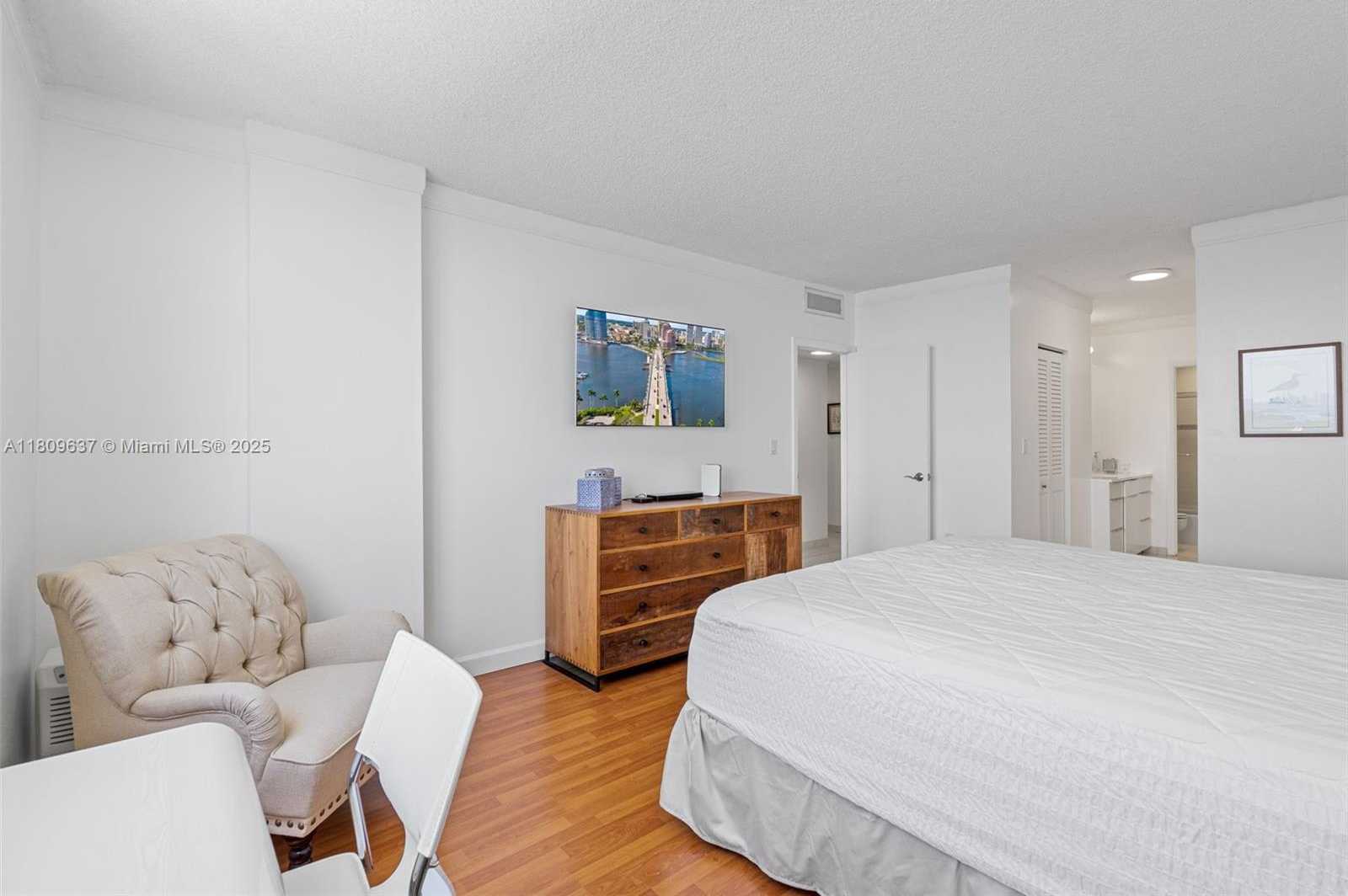 Small Image of 300 BAYVIEW DR #1710, Sunny Isles Beach Number 27