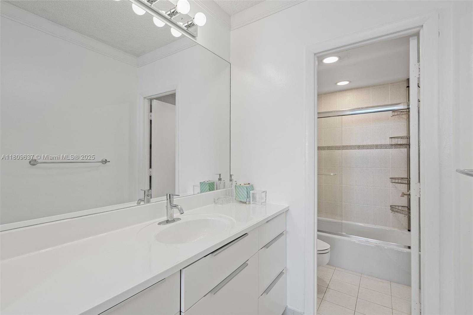 Small Image of 300 BAYVIEW DR #1710, Sunny Isles Beach Number 29
