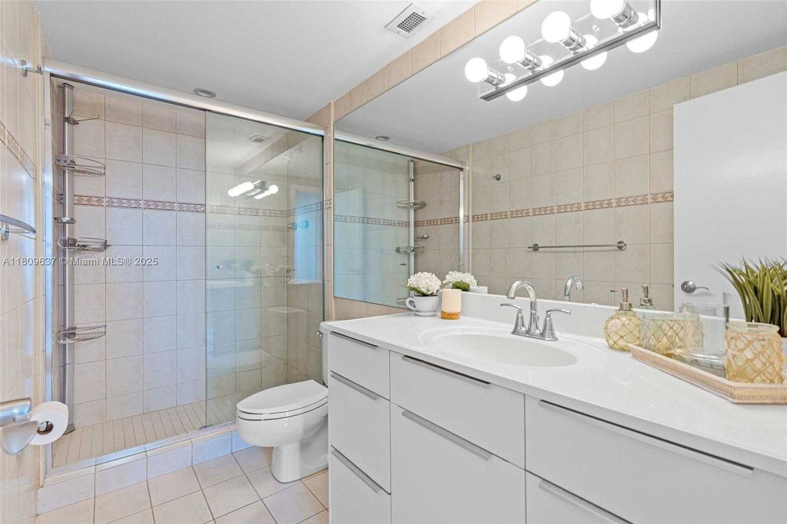 Small Image of 300 BAYVIEW DR #1710, Sunny Isles Beach Number 36