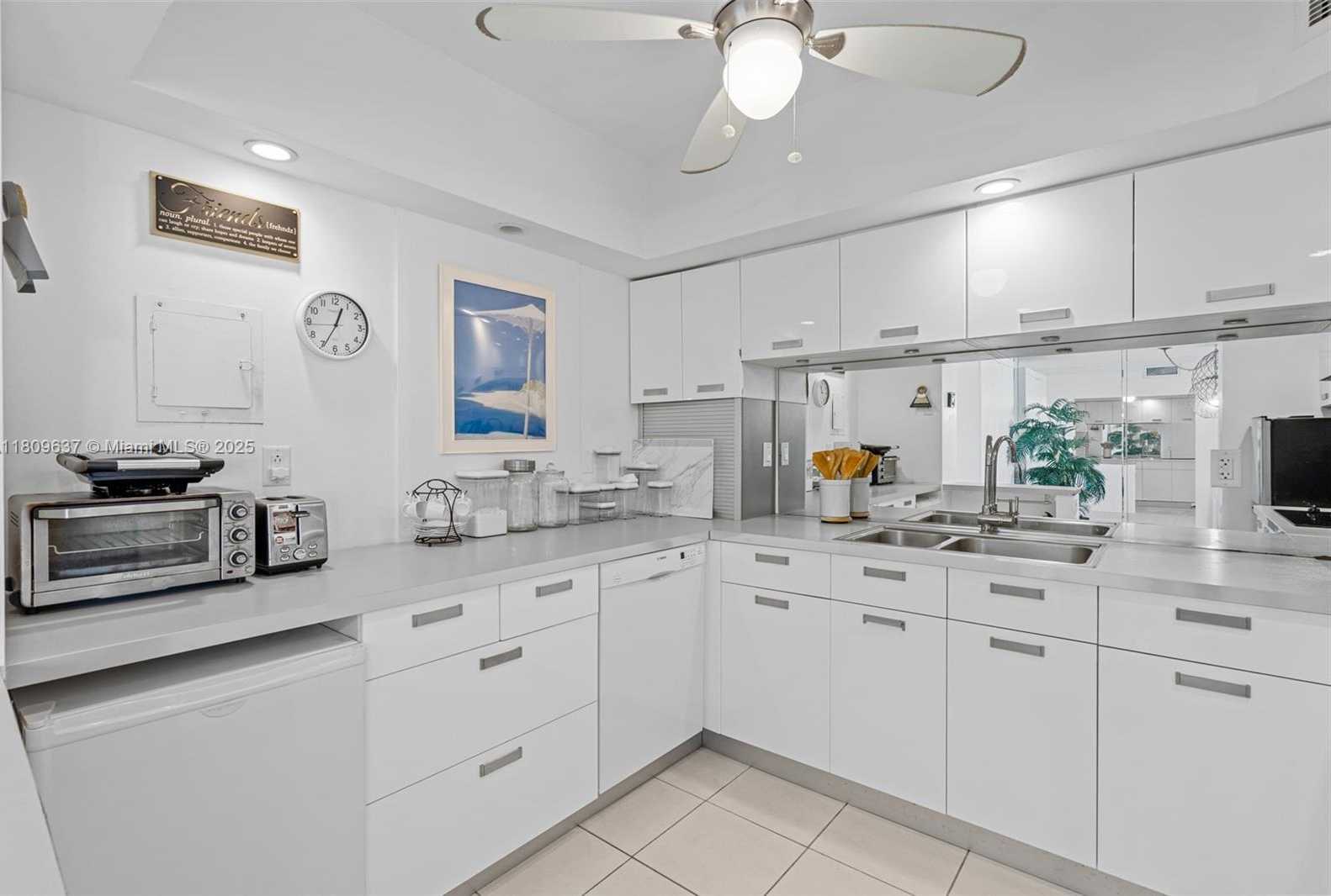 Small Image of 300 BAYVIEW DR #1710, Sunny Isles Beach Number 7