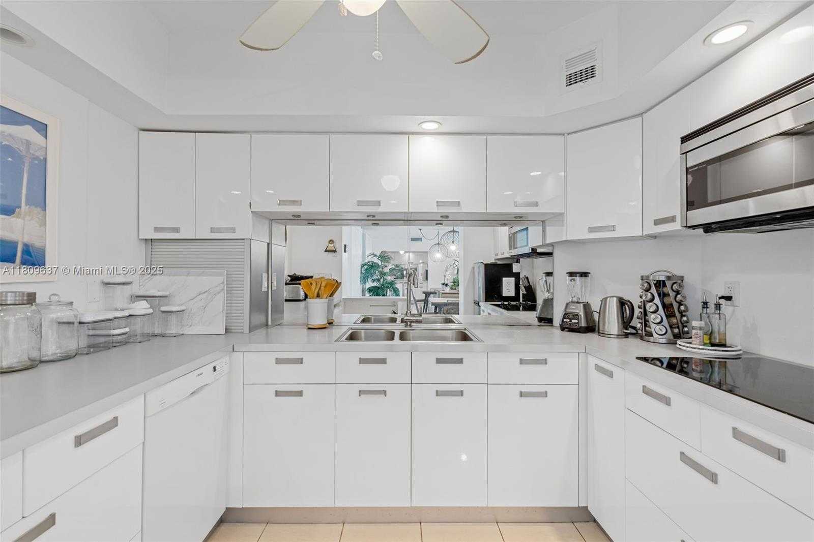 Small Image of 300 BAYVIEW DR #1710, Sunny Isles Beach Number 8