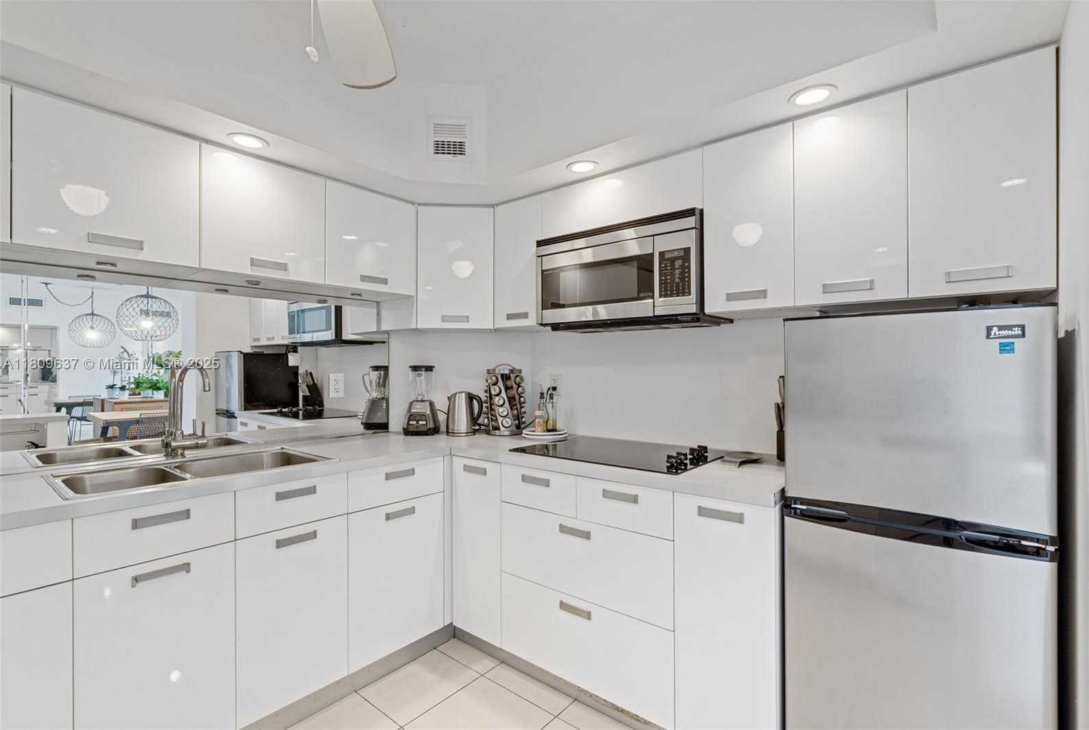 Small Image of 300 BAYVIEW DR #1710, Sunny Isles Beach Number 9