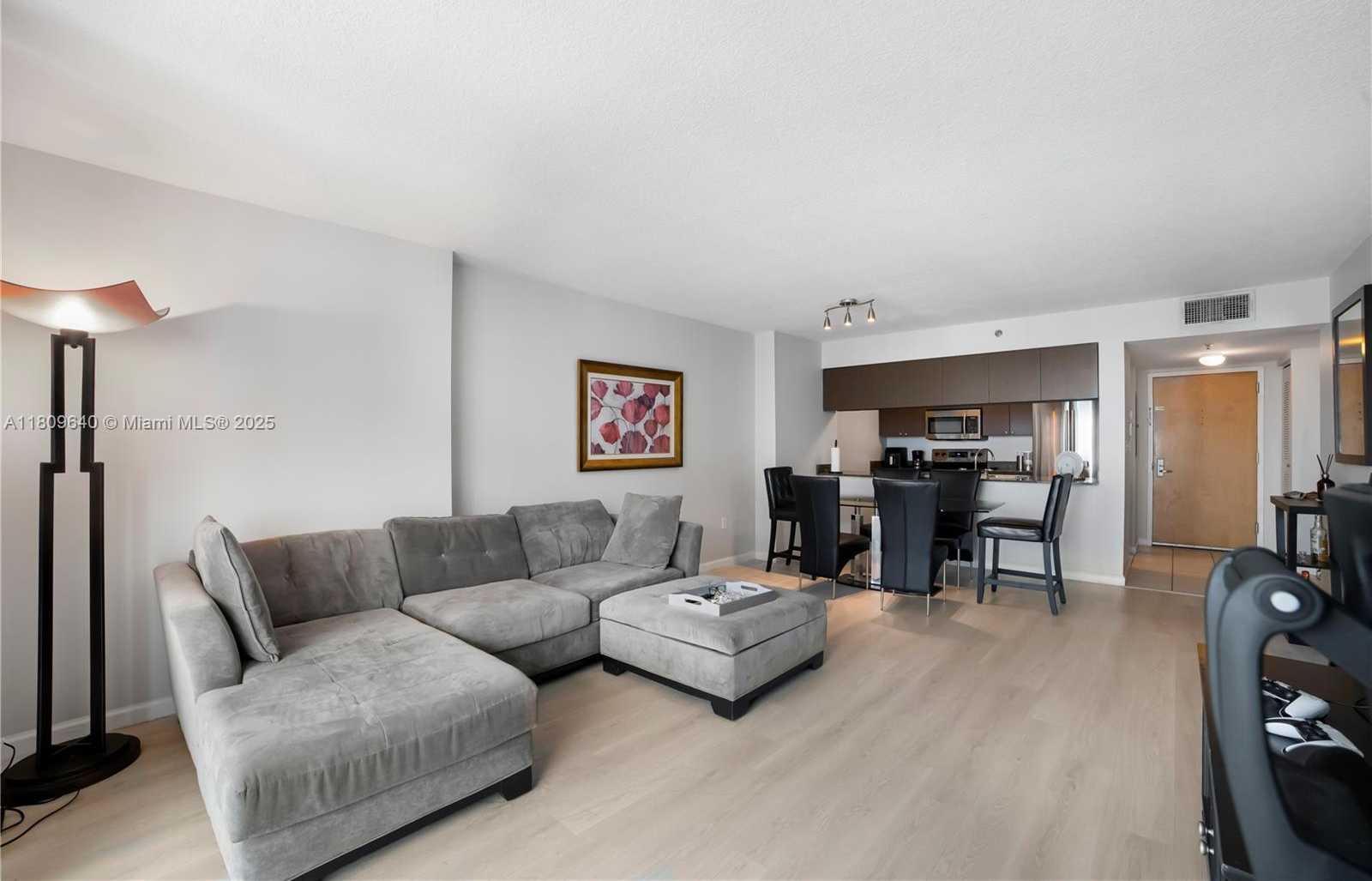 Small Image of 1200 BRICKELL BAY DR #4121, Miami Number 7