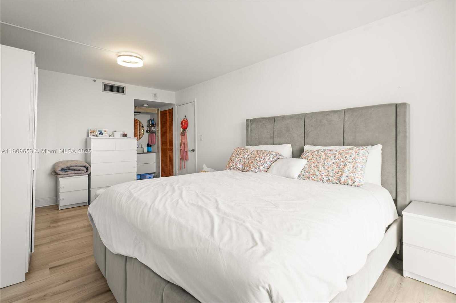 Small Image of 2457 COLLINS AVE #202, Miami Beach Number 20