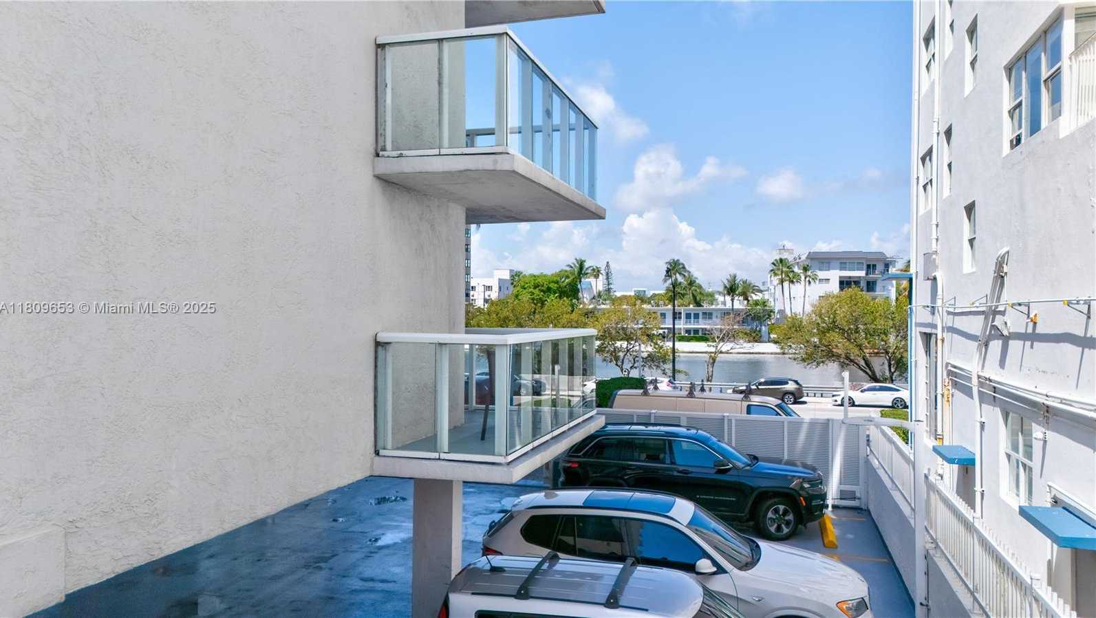 Small Image of 2457 COLLINS AVE #202, Miami Beach Number 25