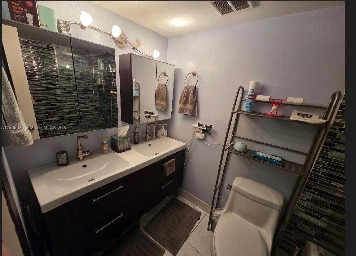Small Image of 1801 SOUTH TREASURE DR #522, North Bay Village Number 21