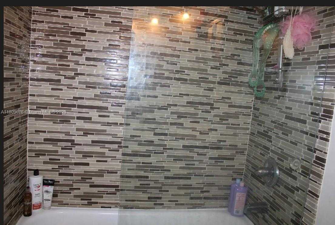 Small Image of 1801 SOUTH TREASURE DR #522, North Bay Village Number 22