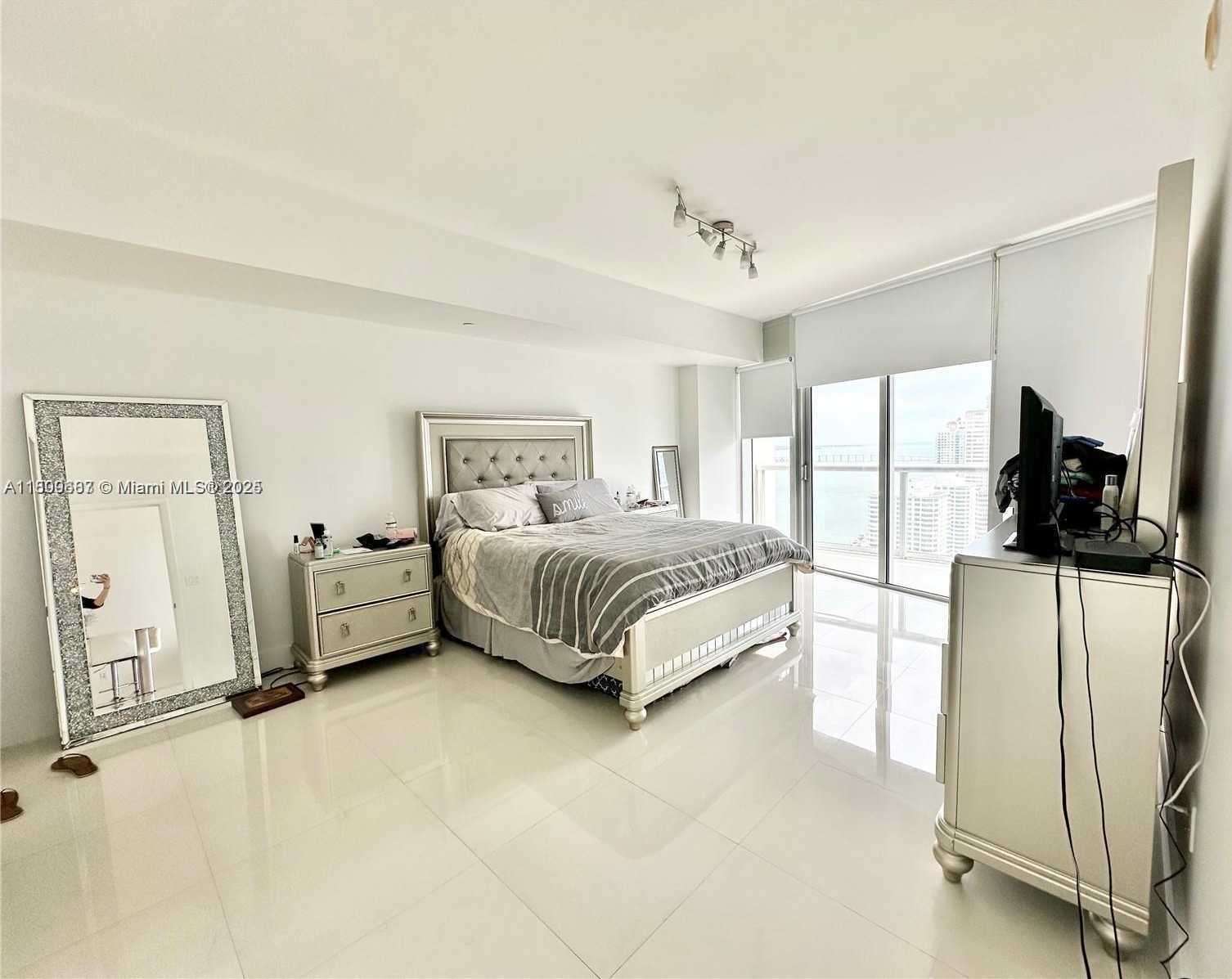 Small Image of 495 BRICKELL AVE #2809, Miami Number 4