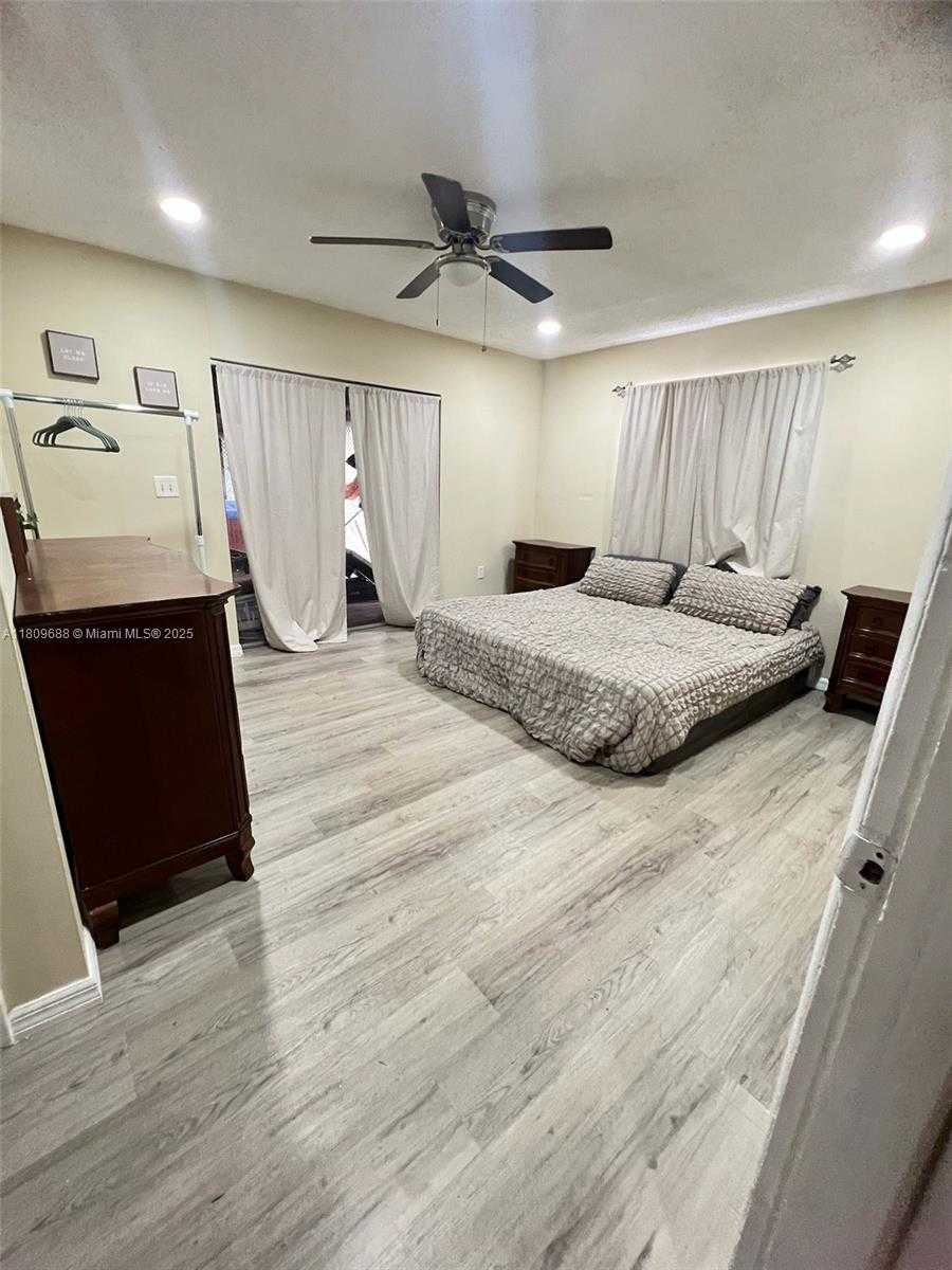 Small Image of 14910 SOUTH RIVER DR #1, Miami Number 11