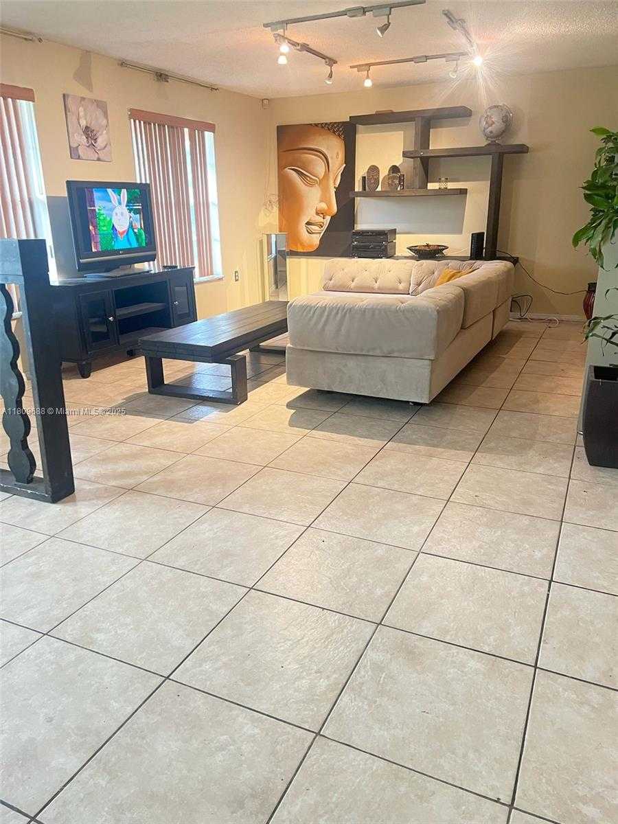 Small Image of 14910 SOUTH RIVER DR #1, Miami Number 4