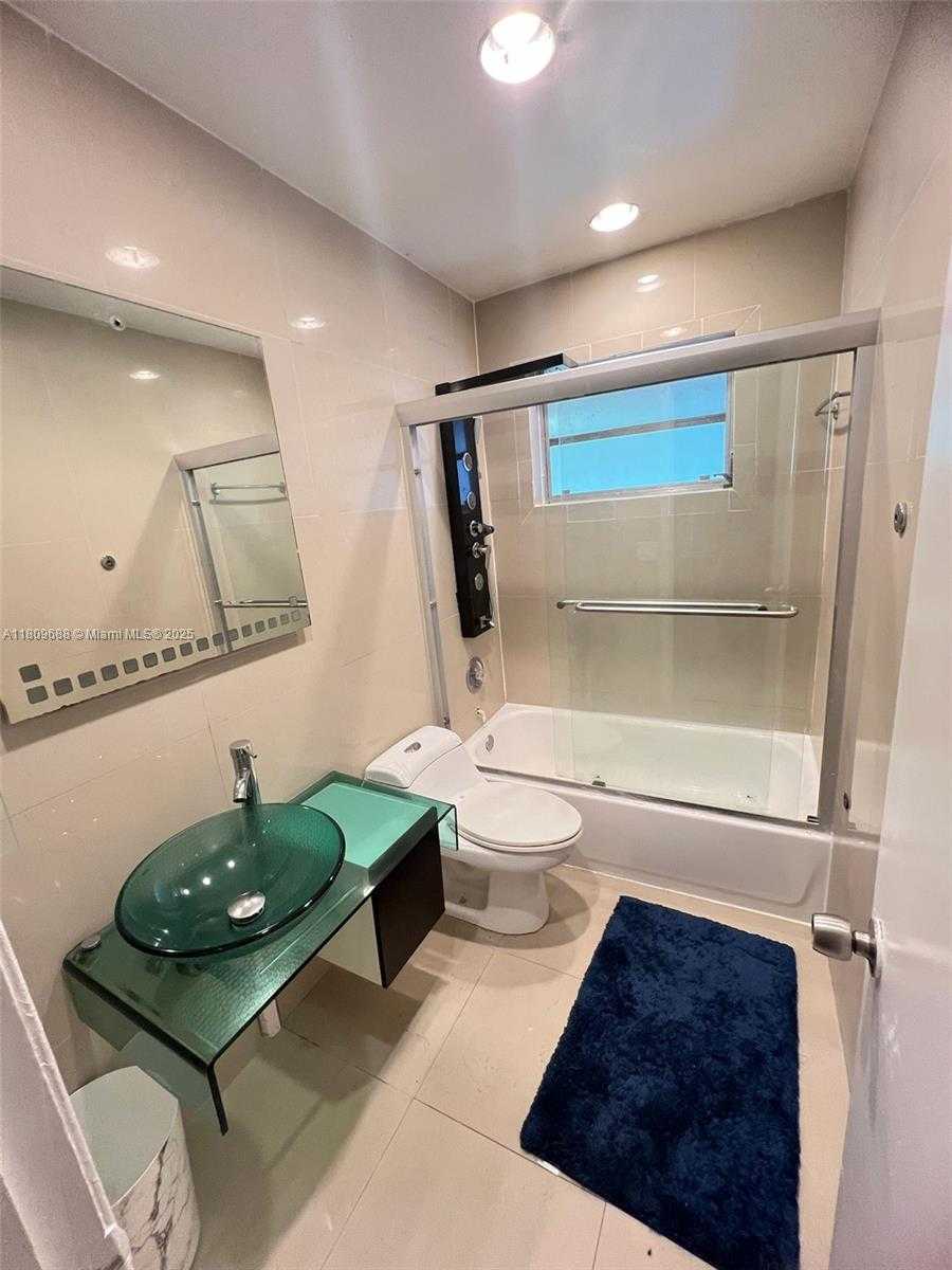 Small Image of 14910 SOUTH RIVER DR #1, Miami Number 5