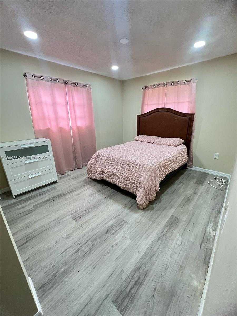 Small Image of 14910 SOUTH RIVER DR #1, Miami Number 6