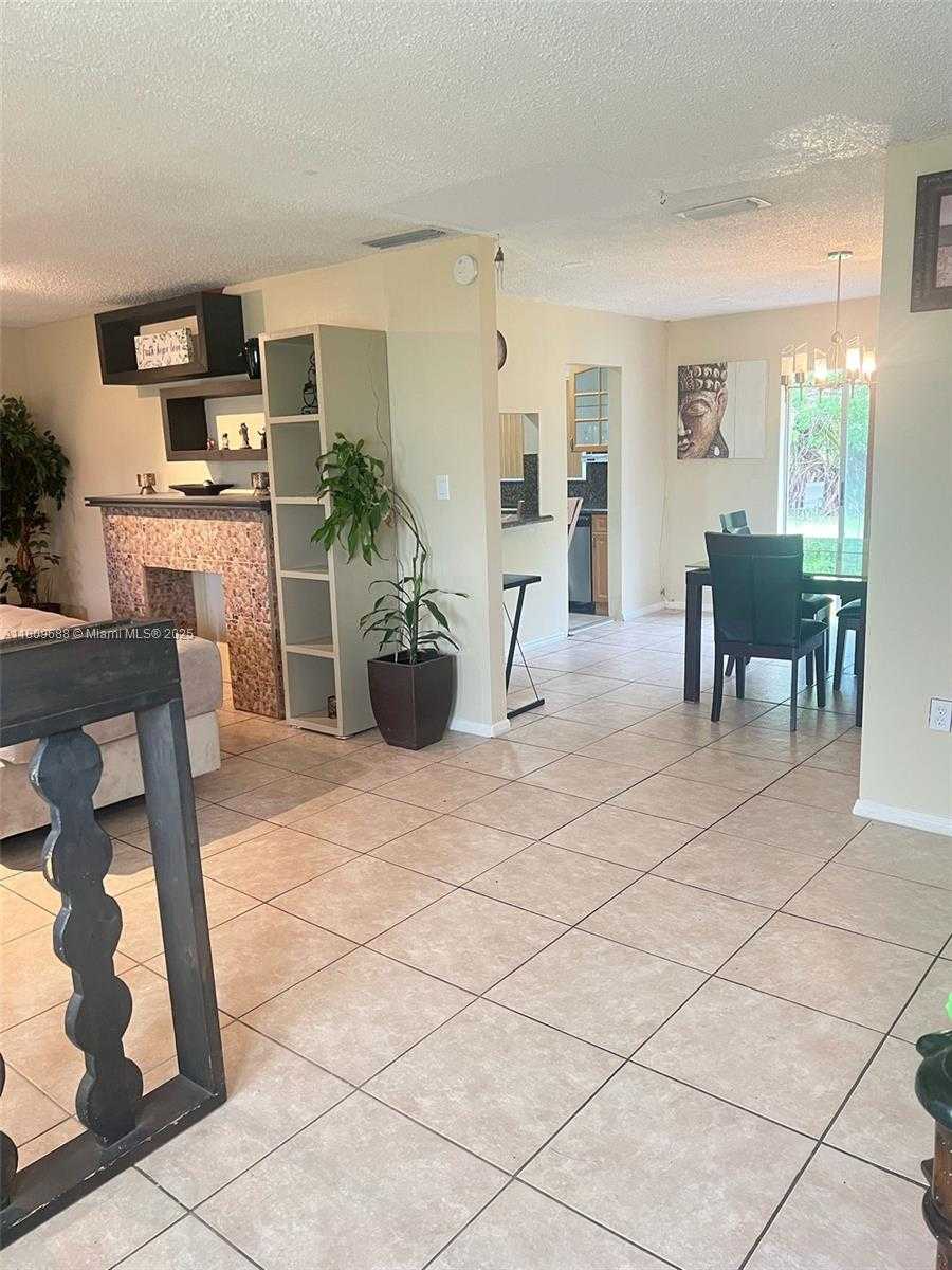 Small Image of 14910 SOUTH RIVER DR #1, Miami Number 7