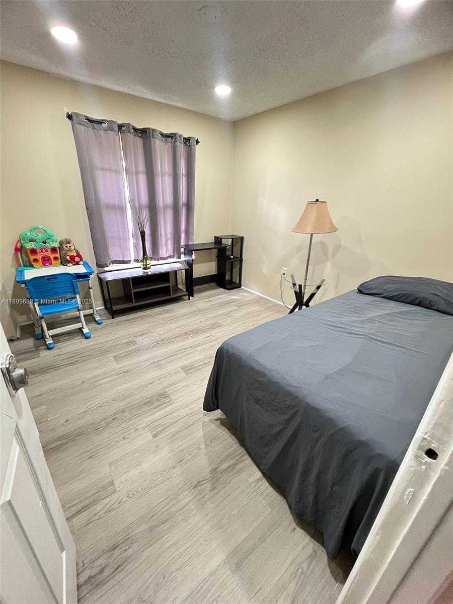 Small Image of 14910 SOUTH RIVER DR #1, Miami Number 9