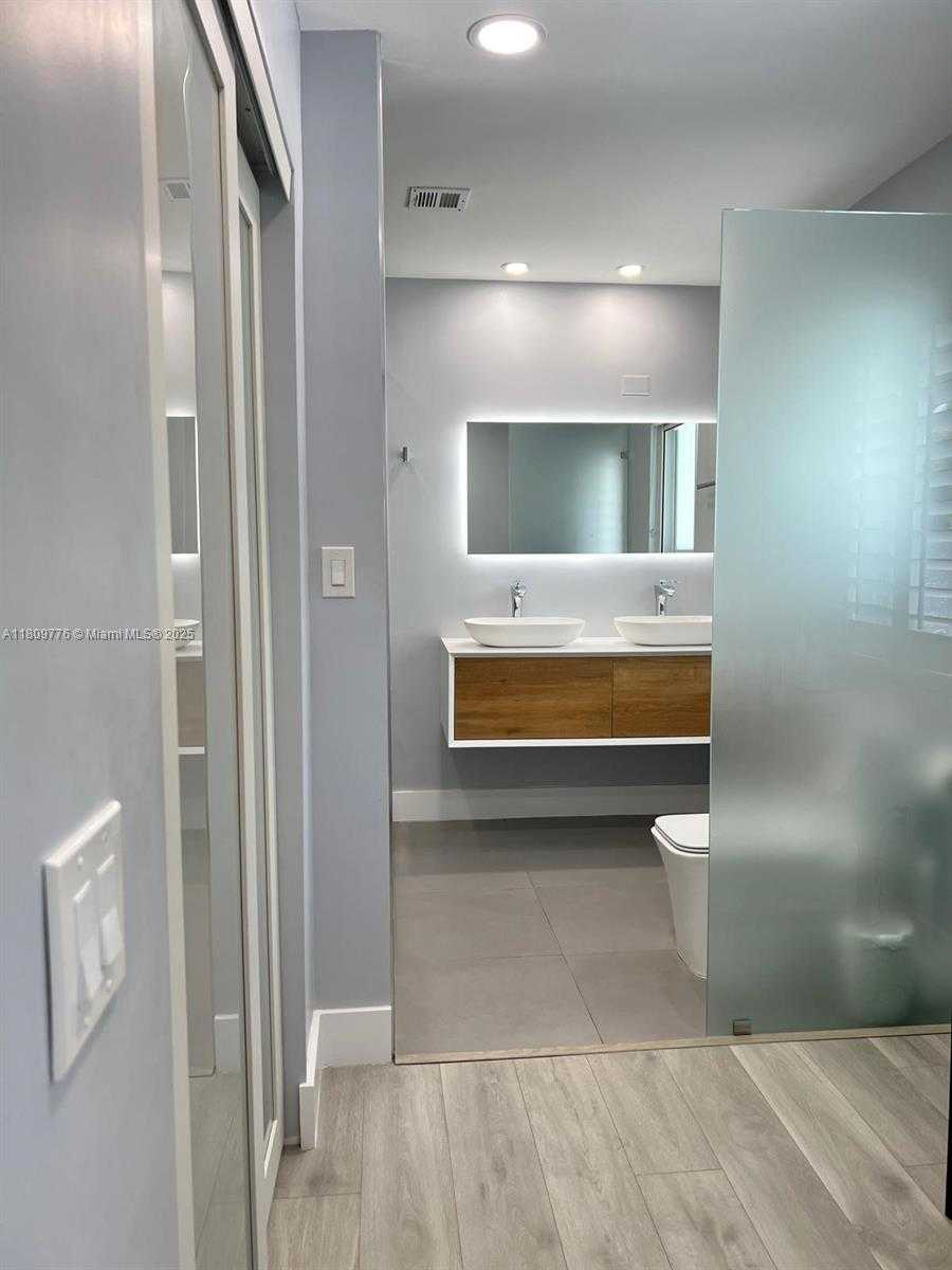 Small Image of 417 ALEDO AVE #417, Coral Gables Number 28