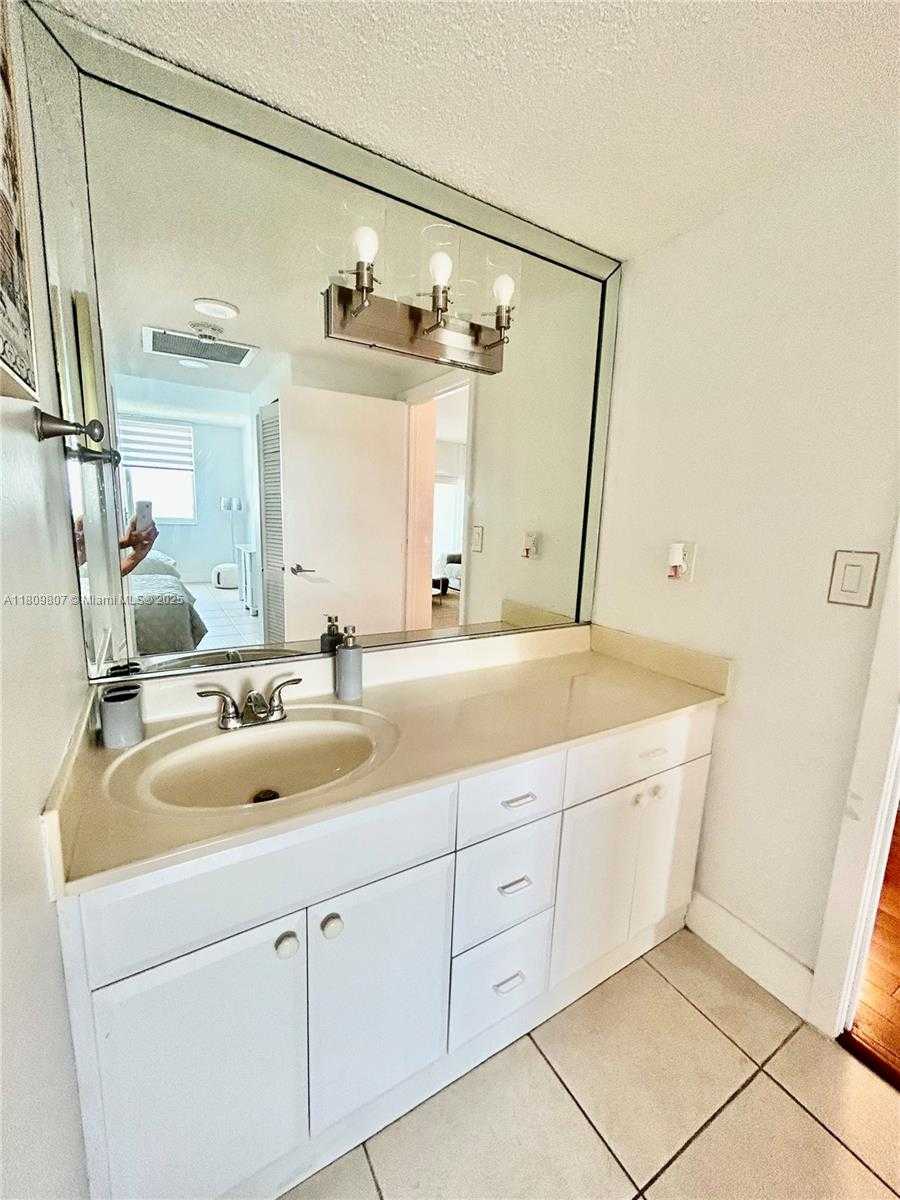 Small Image of 300 #1702, Sunny Isles Beach Number 12