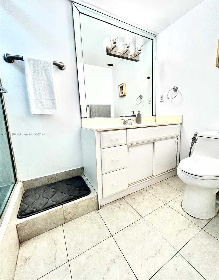Small Image of 300 #1702, Sunny Isles Beach Number 14
