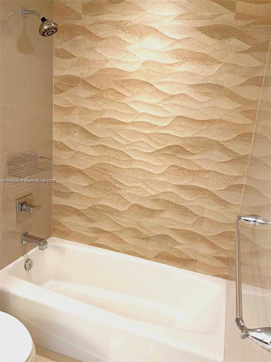 Small Image of 100 BAYVIEW DR #1520, Sunny Isles Beach Number 14
