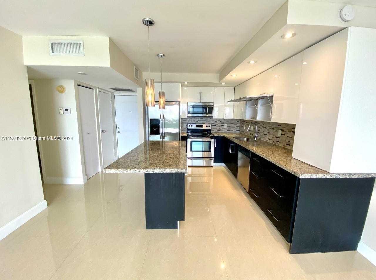 Small Image of 100 BAYVIEW DR #1520, Sunny Isles Beach Number 7