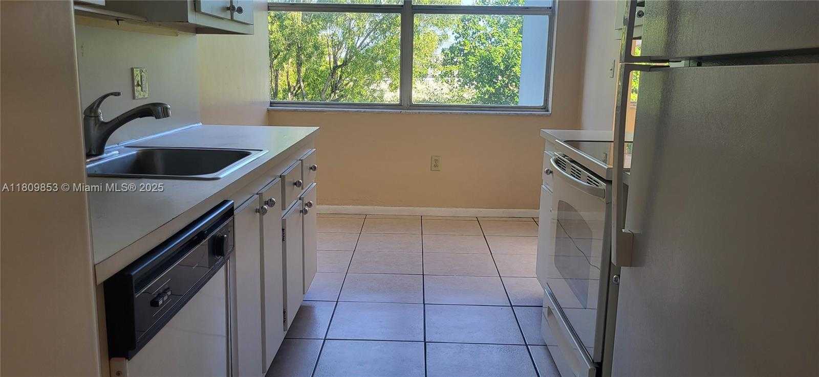 Small Image of 1300 NORTH EAST MIAMI GARDENS DR #407E, Miami Number 3