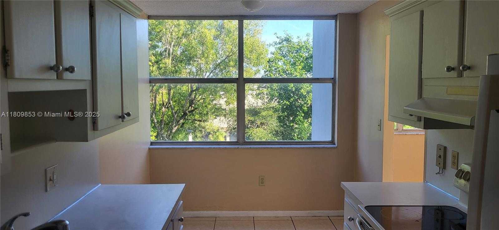 Small Image of 1300 NORTH EAST MIAMI GARDENS DR #407E, Miami Number 4