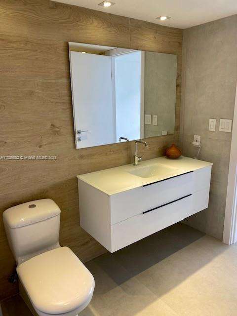 Small Image of 2 GROVE ISLE DR #B906, Miami Number 13