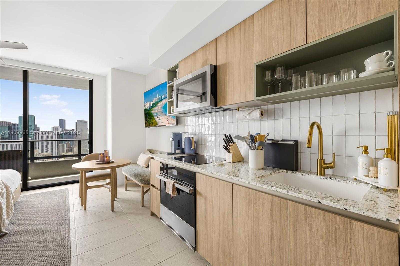 Small Image of 159 NE 6th St, Miami, FL 33132, USA Number 3