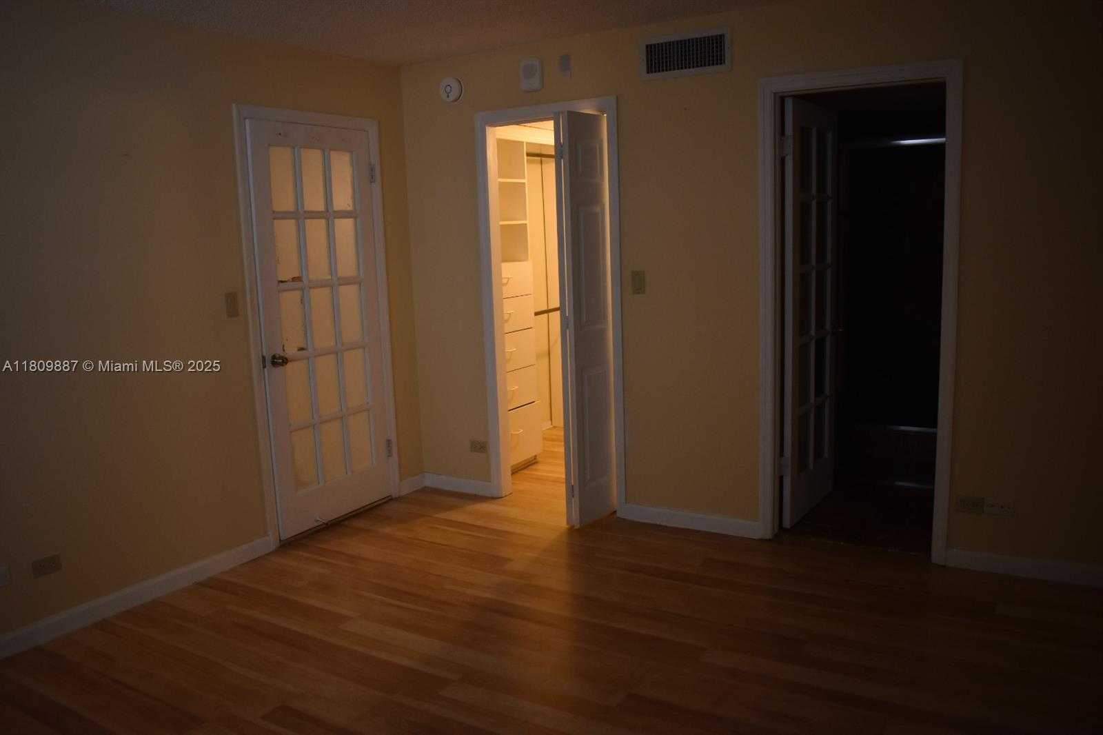 Small Image of 6039 COLLINS AVE #914, Miami Beach Number 12