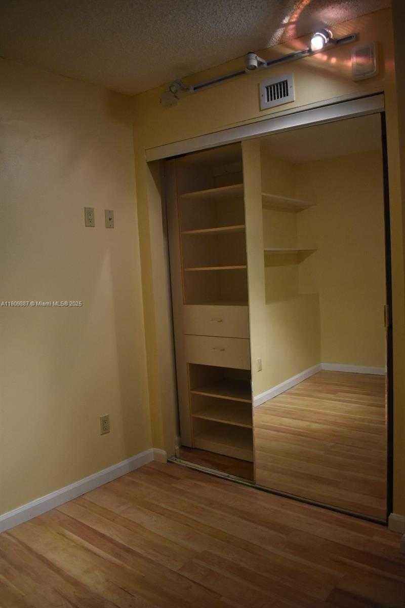 Small Image of 6039 COLLINS AVE #914, Miami Beach Number 20