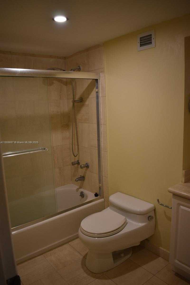Small Image of 6039 COLLINS AVE #914, Miami Beach Number 22