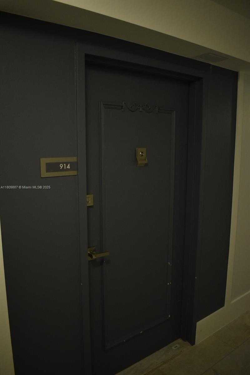 Small Image of 6039 COLLINS AVE #914, Miami Beach Number 25