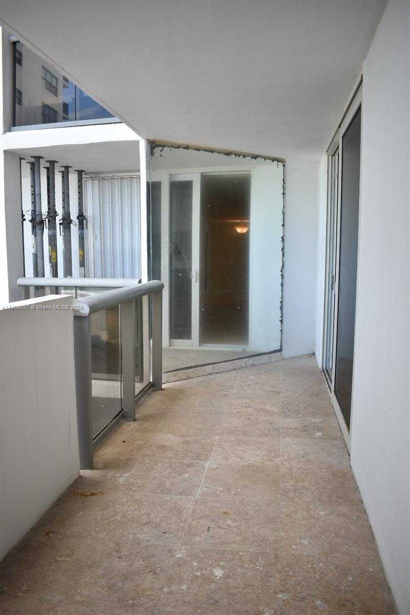 Small Image of 6039 COLLINS AVE #914, Miami Beach Number 3