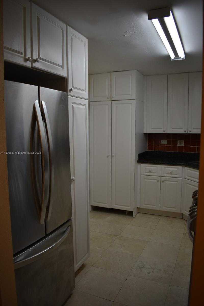 Small Image of 6039 COLLINS AVE #914, Miami Beach Number 7